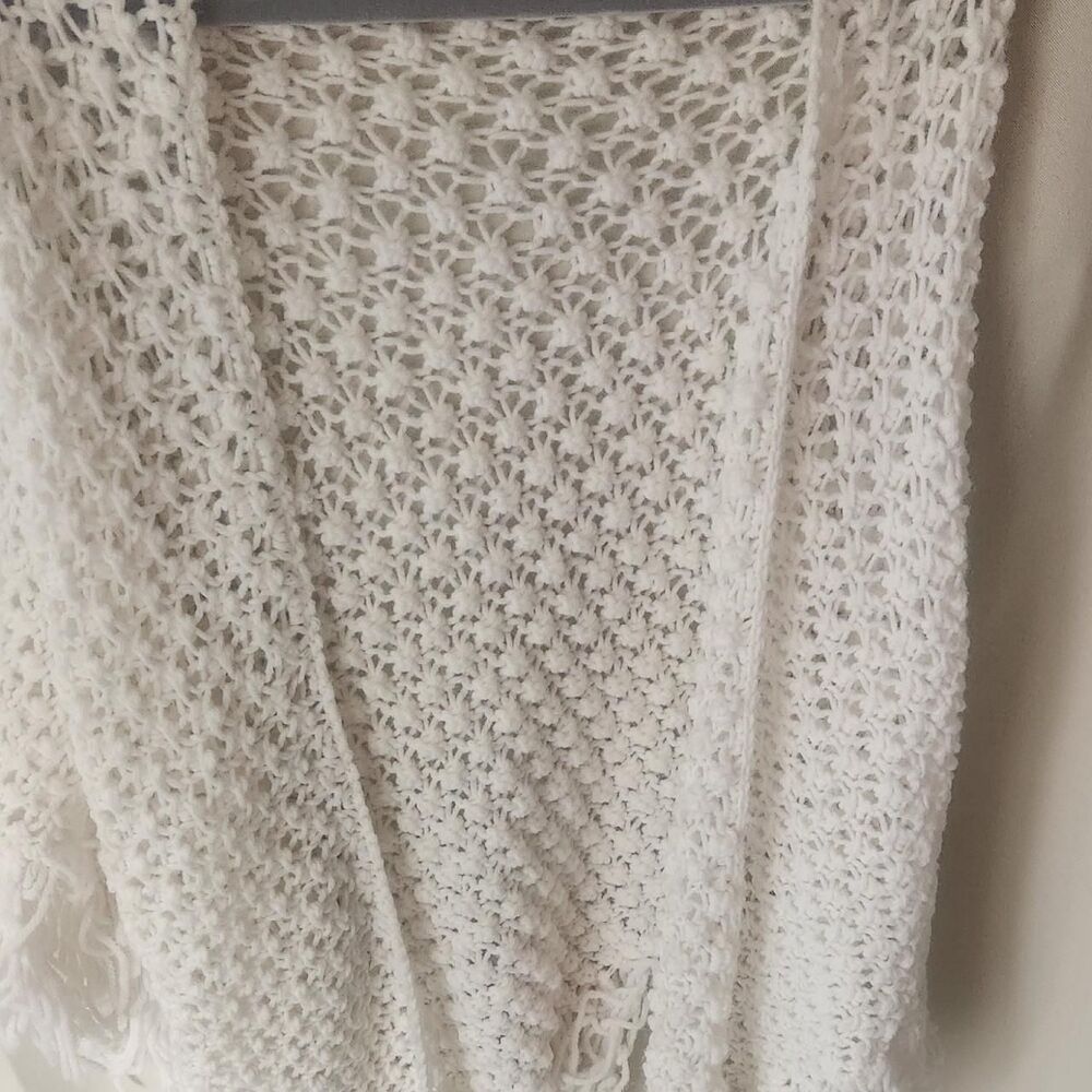 Vintage Cream Crochet Fringe Shawl Wrap // Boho Festival Summer Lace - Picture 3 of 6